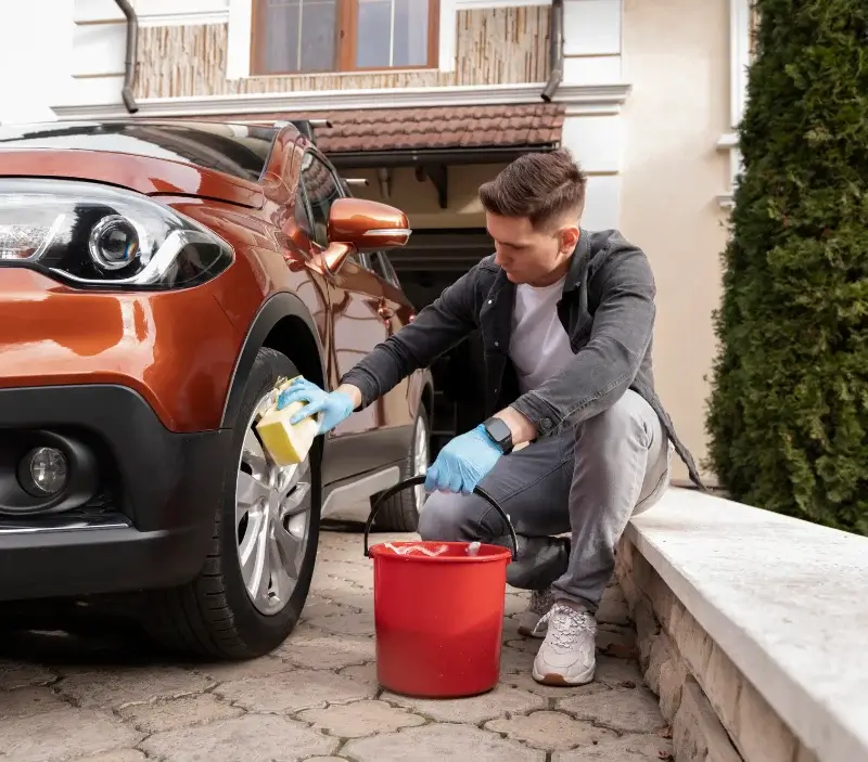 Lavage auto à domicile Lanrivoaré : professionnel intervenant sur un véhicule